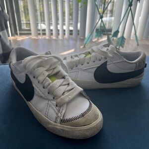 Nike Women's Blazer Low Jumbo Shoes